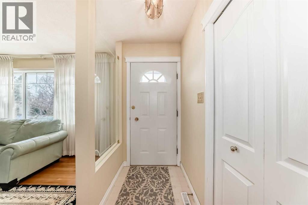 House for Sale in 5232 44 Avenue NW|Calgary, Alberta T3A0L8 3