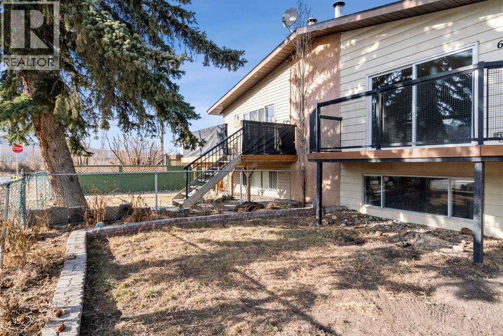 Duplex for Sale in 6420 30 Avenue NW|Calgary, Alberta T3B1J7 2