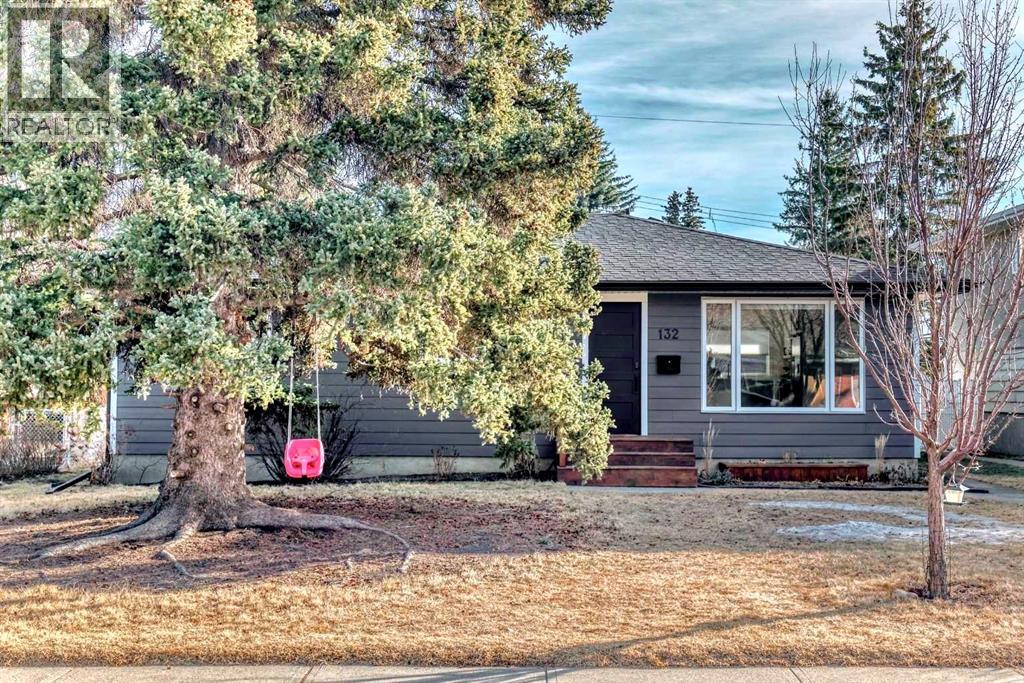 House for Sale in 132 Wedgewood Drive SW|Calgary, Alberta T3C3G8 2