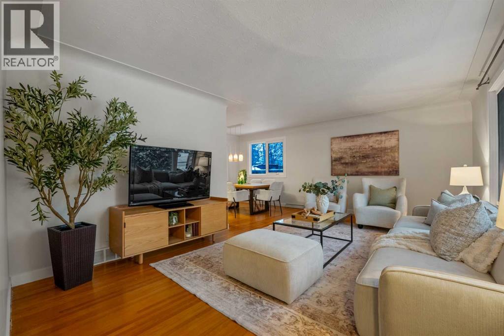 House for Sale in 111 Cambrian Drive NW|Calgary, Alberta T2K1P5 2