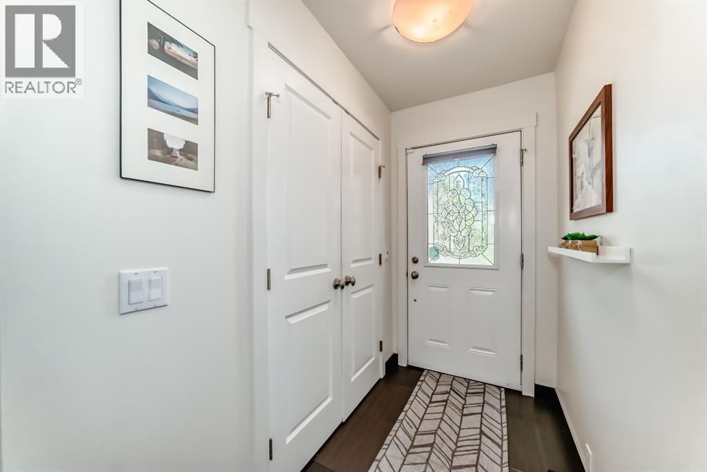 House for Sale in 208 Woodbine Boulevard SW|Calgary, Alberta T2W4K5 4