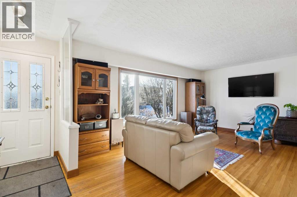 House for Sale in 35 45 Street SW|Calgary, Alberta T3C2B2 2