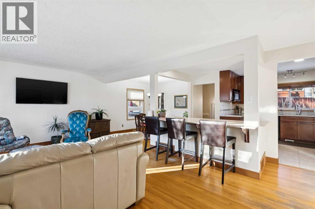 House for Sale in 35 45 Street SW|Calgary, Alberta T3C2B2 4