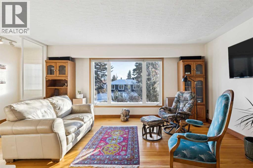 House for Sale in 35 45 Street SW|Calgary, Alberta T3C2B2 3