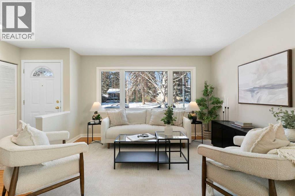 House for Sale in 123 Glacier Drive SW|Calgary, Alberta T3E5A3 4