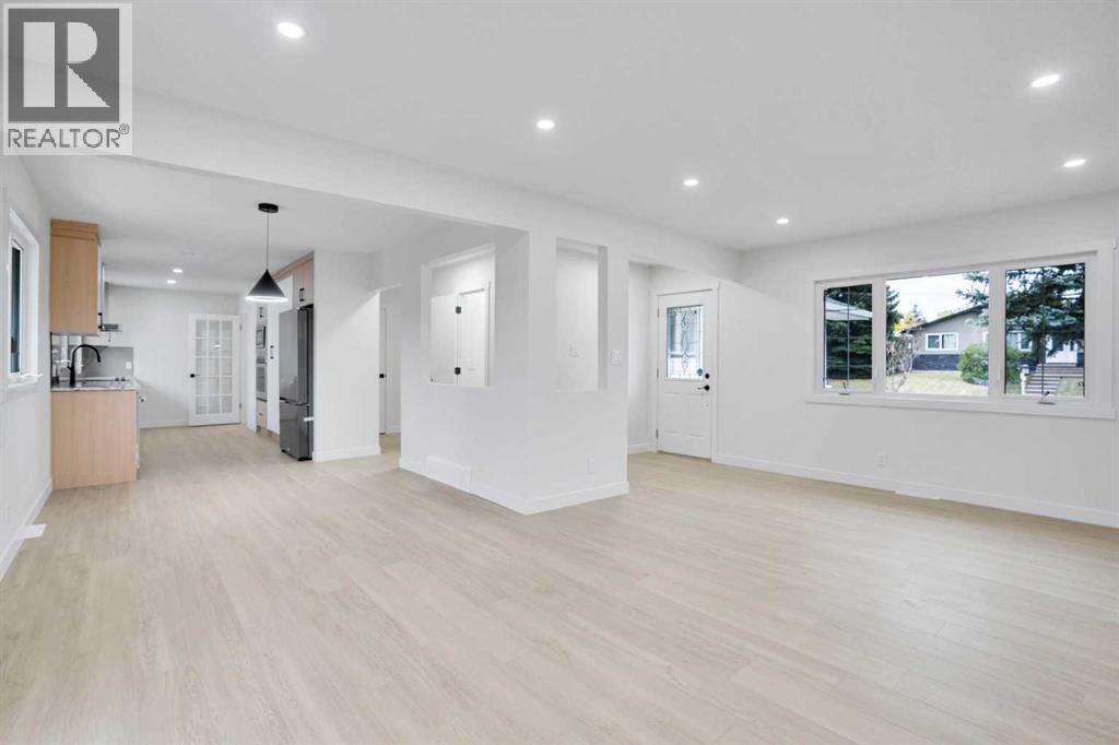 House for Sale in 6116 Buckthorn Road NW|Calgary, Alberta T2K2Z1 3