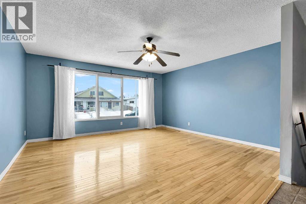 Duplex for Sale in 111 Dovertree Place SE|Calgary, Alberta t2b2k3 5