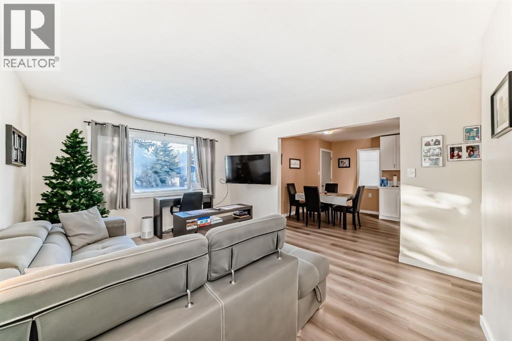 House for Sale in 3221 32A Avenue SE|Calgary, Alberta T2B0J6 5