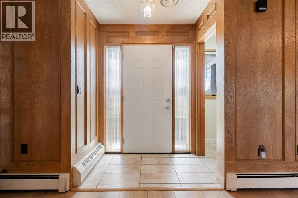 House for Sale in 1008 Shawnee Drive SW|Calgary, Alberta T2Y2T9 3