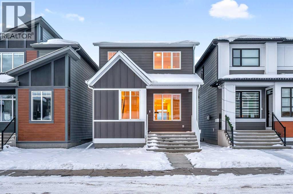 House for Sale in 94 Royston Park NW|Calgary, Alberta T3L0M4 2