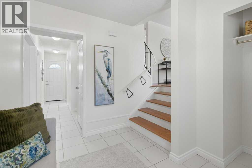 House for Sale in 3703 Valdes Place NW|Calgary, Alberta T2L2A2 3