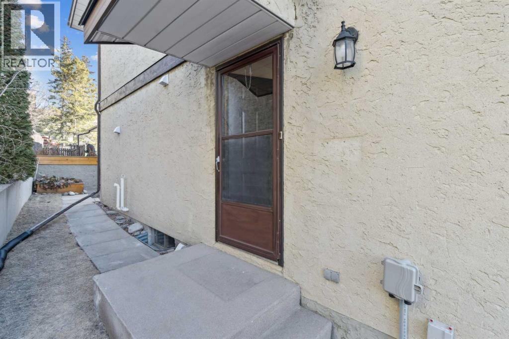 Duplex for Sale in 91 Edgehill Drive NW|Calgary, Alberta T3A2W1 3