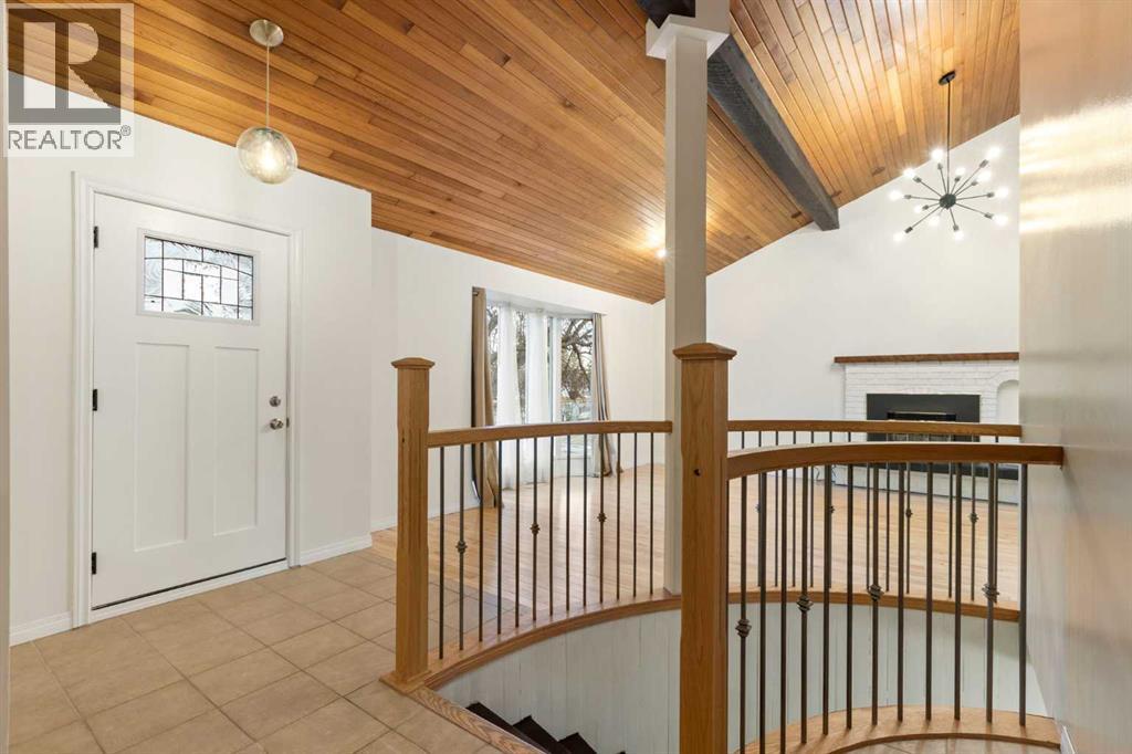 House for Sale in 639 Canterbury Drive SW|Calgary, Alberta T2W1J4 3