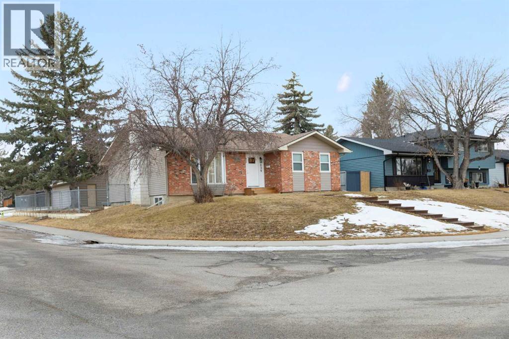 House for Sale in 639 Canterbury Drive SW|Calgary, Alberta T2W1J4 2