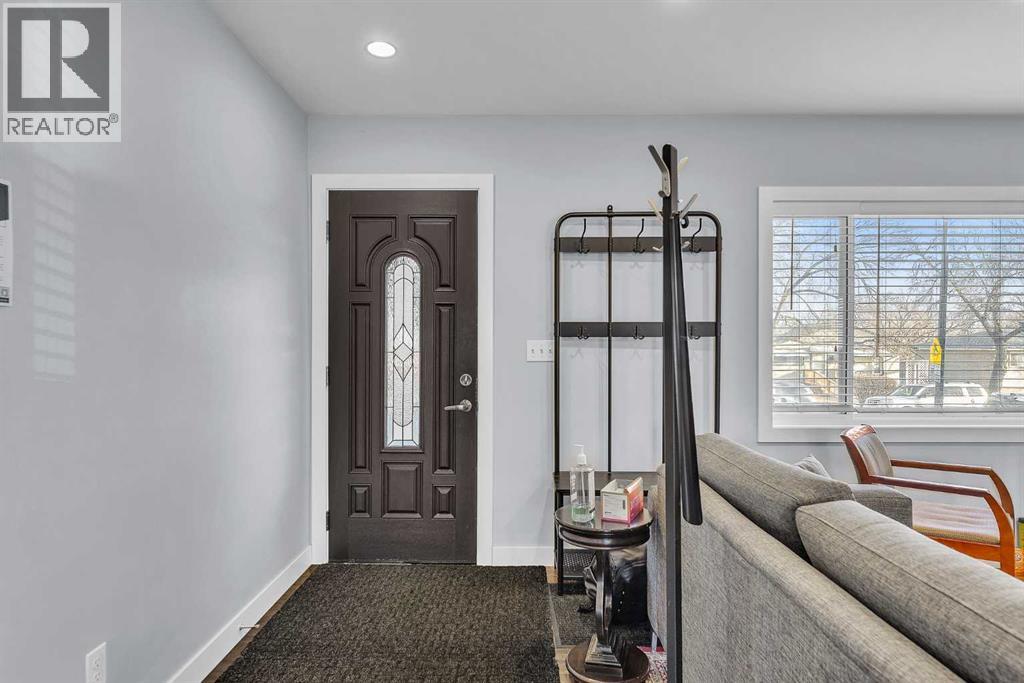 House for Sale in 109 Hudson Road NW|Calgary, Alberta T2K0J4 3