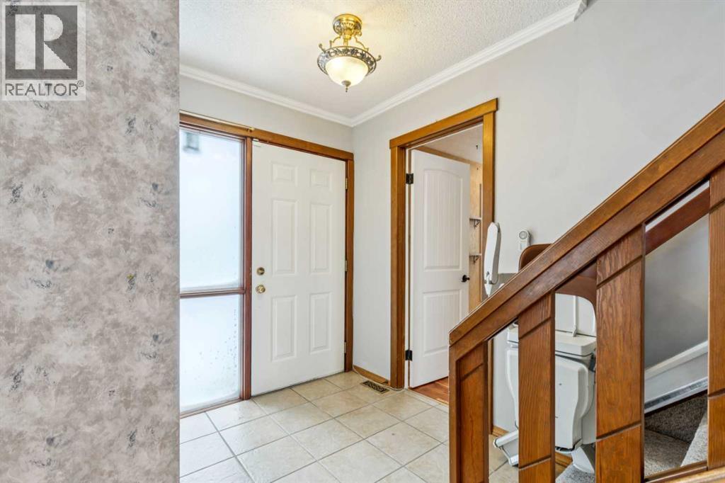 House for Sale in 3412 Temple Road NE|Calgary, Alberta T1Y3A9 2