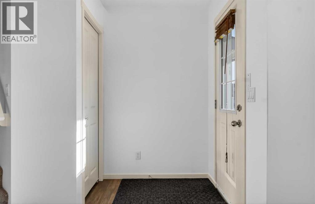 Row / Townhouse for Sale in 512 Evanston Drive NW|Calgary, Alberta T3P0H2 2