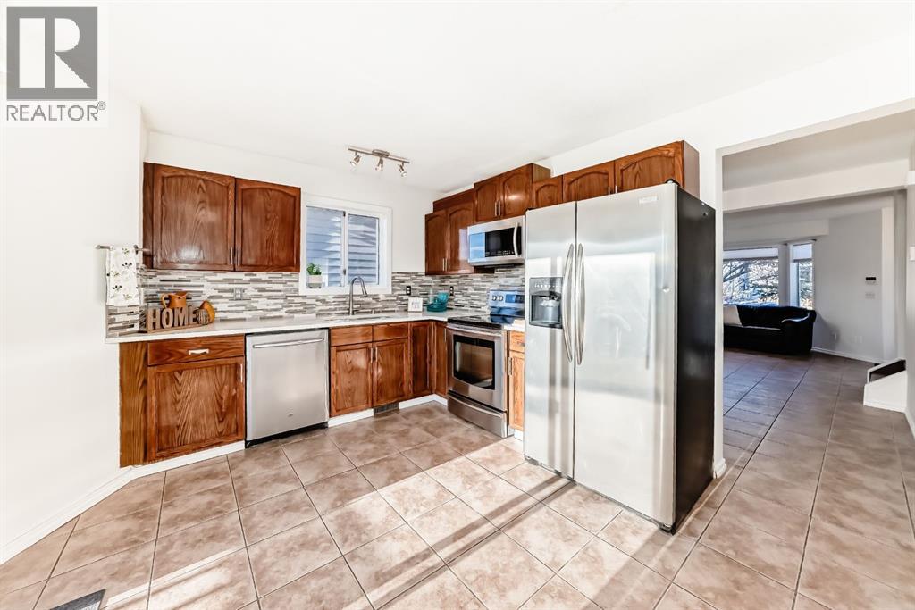 House for Sale in 11 MARTINRIDGE Place NE|Calgary, Alberta T3J3B8 5