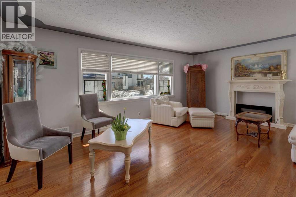 House for Sale in 1307 Windsor Street NW|Calgary, Alberta T2N3X2 4