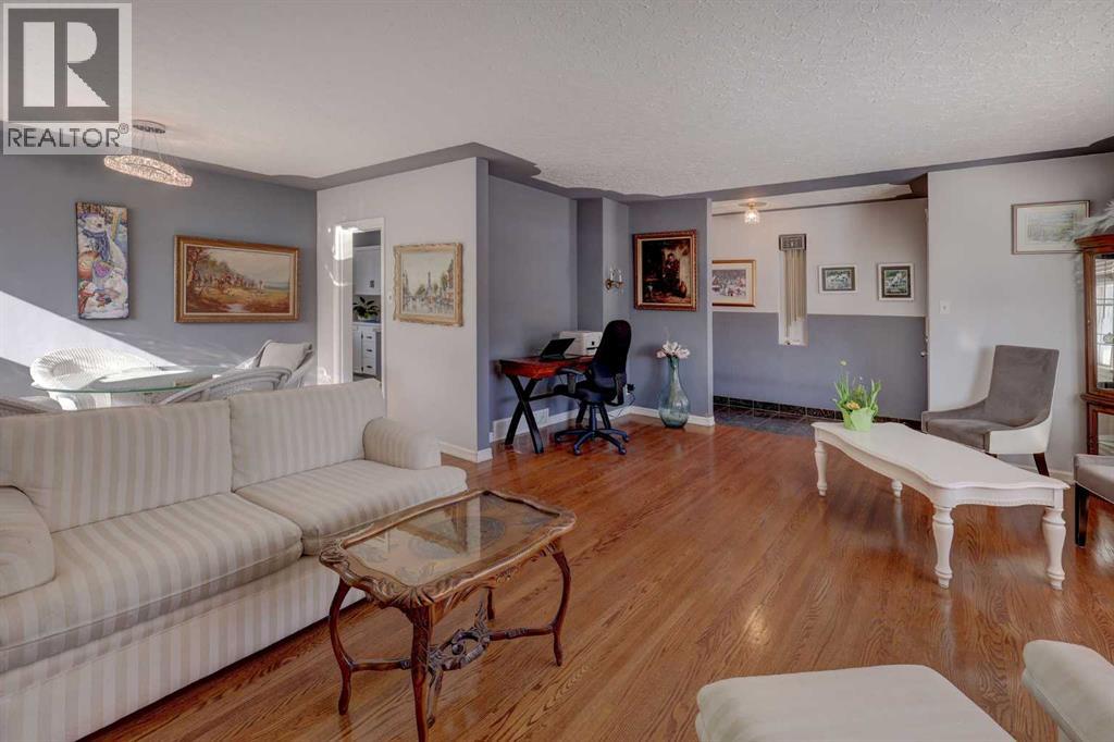 House for Sale in 1307 Windsor Street NW|Calgary, Alberta T2N3X2 5