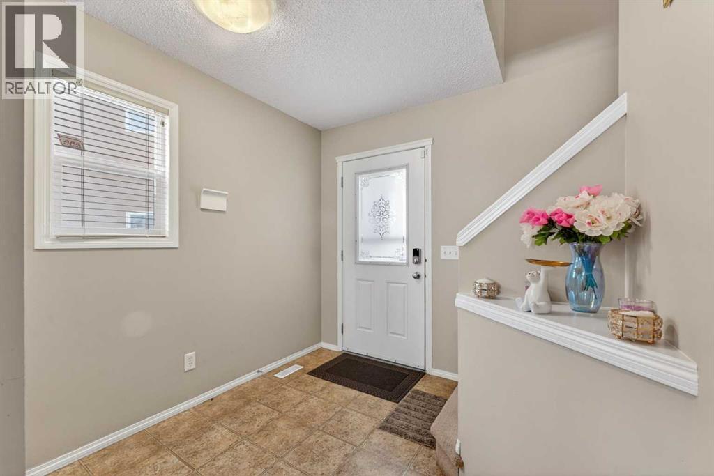 House for Sale in 106 Saddlecrest Crescent NE|Calgary, Alberta T3J0C5 3