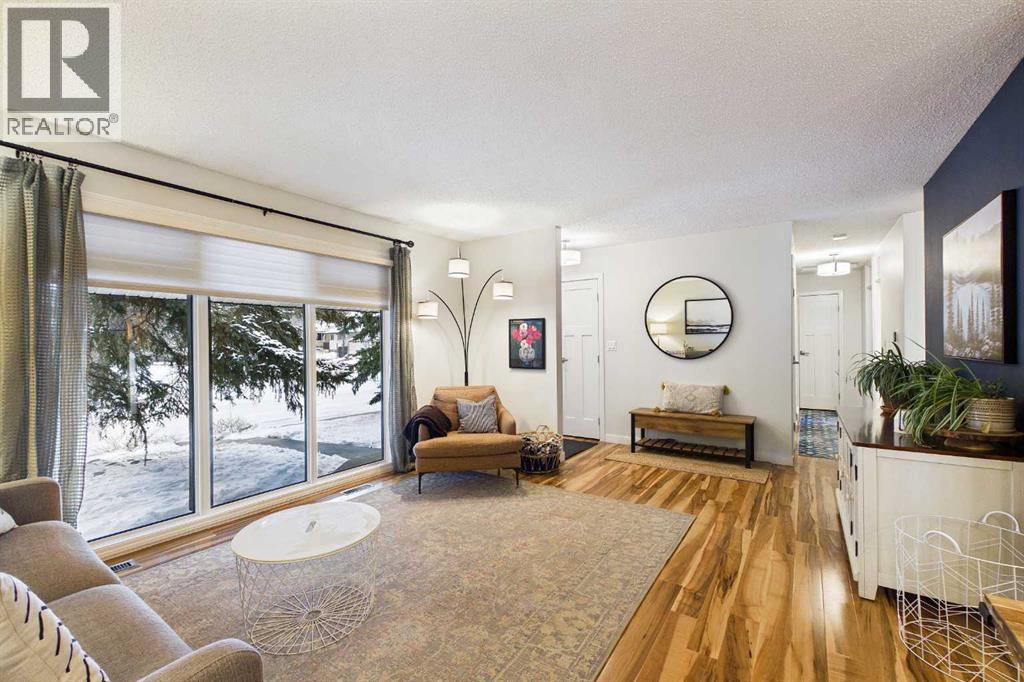 House for Sale in 335 Huntridge Road NE|Calgary, Alberta T2K4B8 5