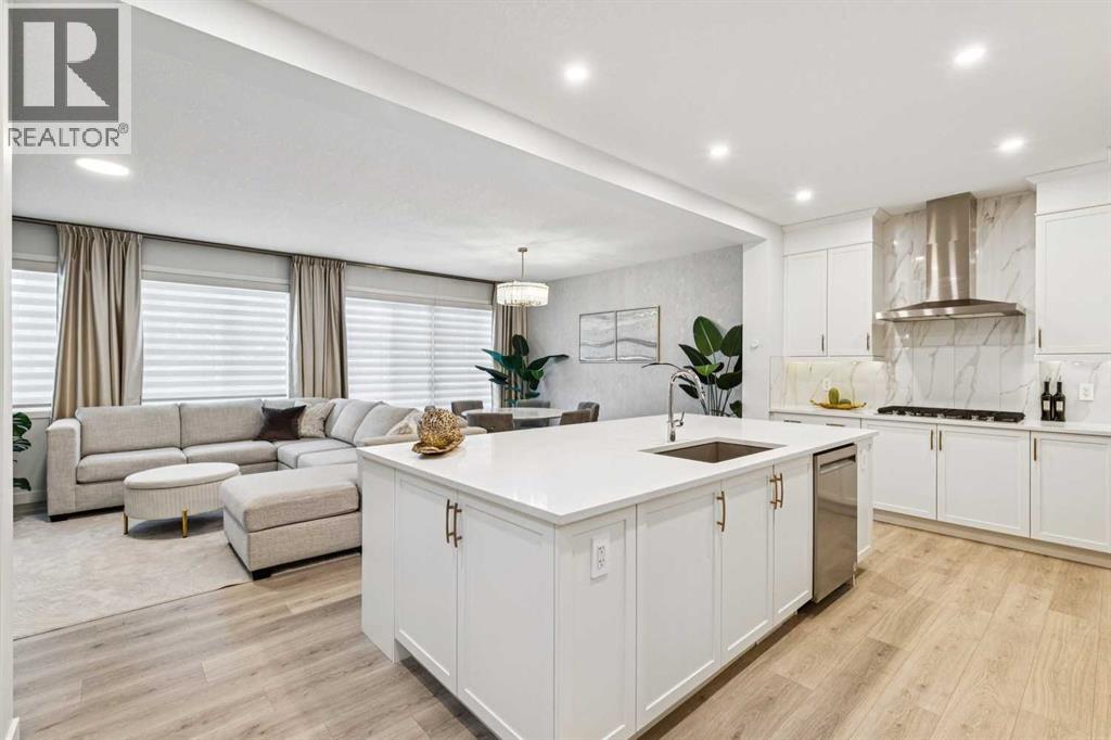 House for Sale in 153 Edith Villas NW|Calgary, Alberta T3R1Y8