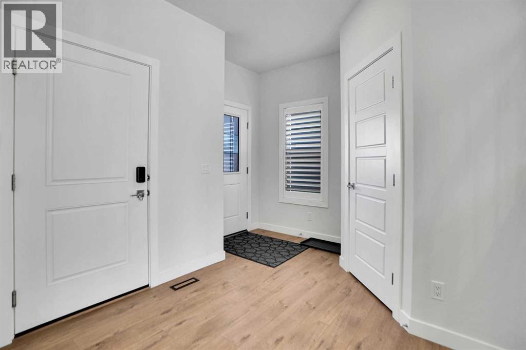 House for Sale in 117 Amblehurst Green NW|Calgary, Alberta T3P1W8 5