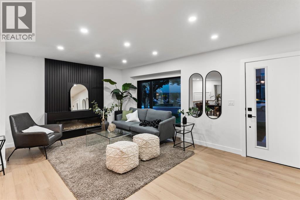 House for Sale in 4940 45 Street SW|Calgary, Alberta T3E3W4 4