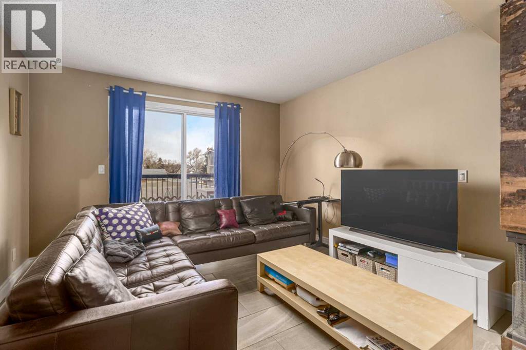 Row / Townhouse for Sale in 3, 643 4 Avenue NE|Calgary, Alberta T2E0J9 3