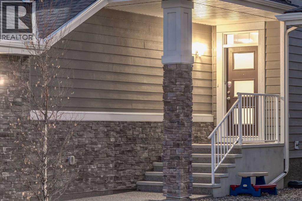 House for Sale in 19 WEST GROVE Place SW|Calgary, Alberta T3H1Z4 2