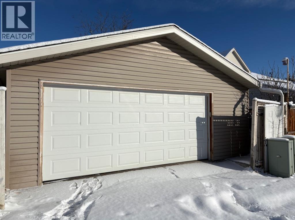 House for Sale in 136 Chaparral Ridge Circle SE|Calgary, Alberta T2X3X3 3