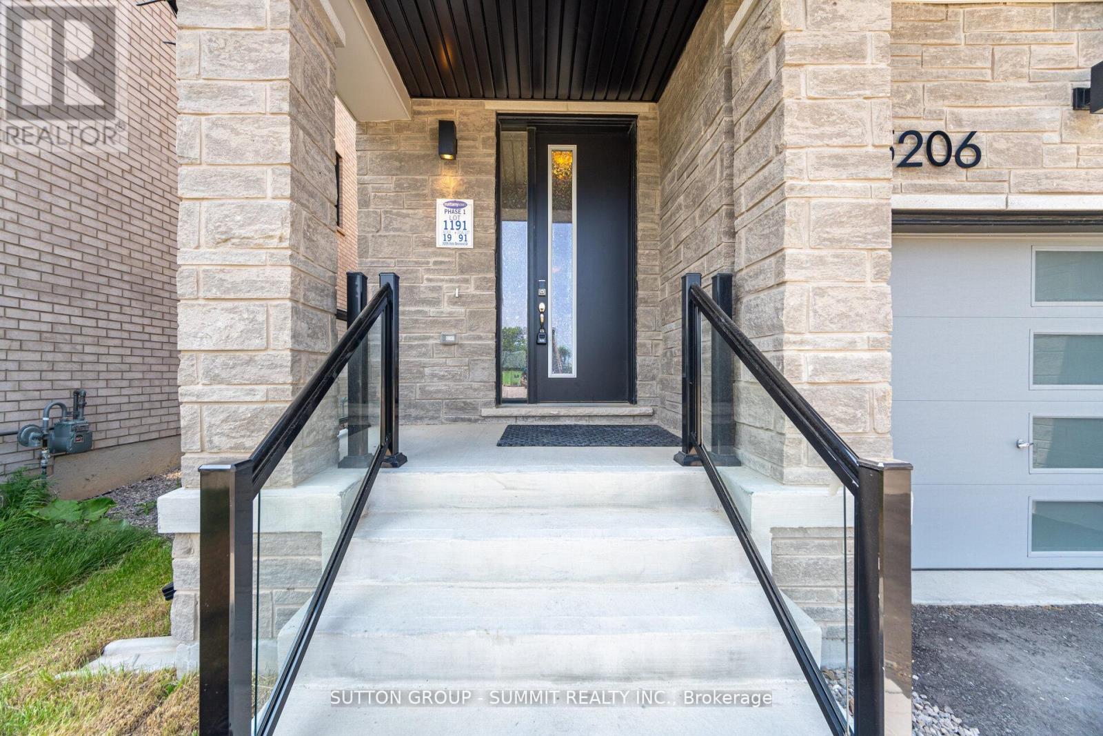 Row / Townhouse for Sale in 5206 VIOLA DESMOND DRIVE|Mississauga (Churchill Meadows), Ontario L5M2S7 2