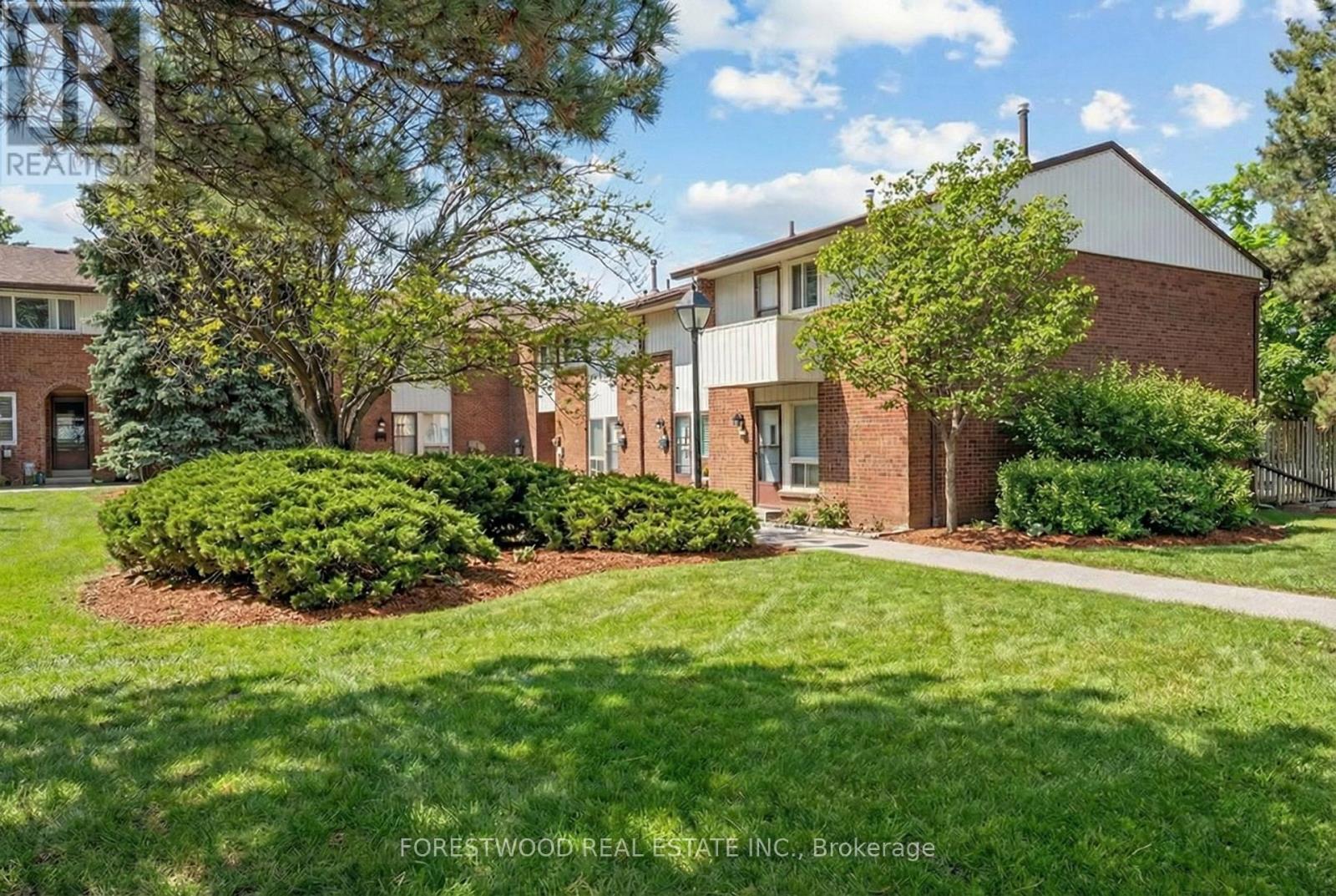 Row / Townhouse for Sale in 50 - 3665 FLAMEWOOD DRIVE|Mississauga (Applewood), Ontario L4Y3P5