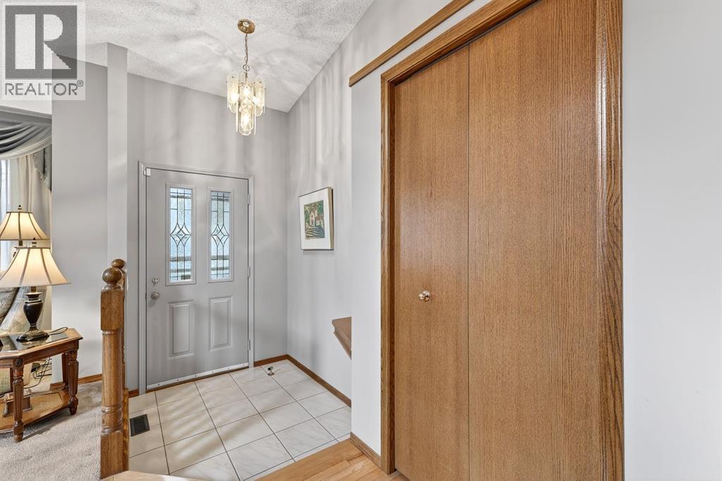 House for Sale in 311 Douglasbank Drive SE|Calgary, Alberta T2Z2C7 3