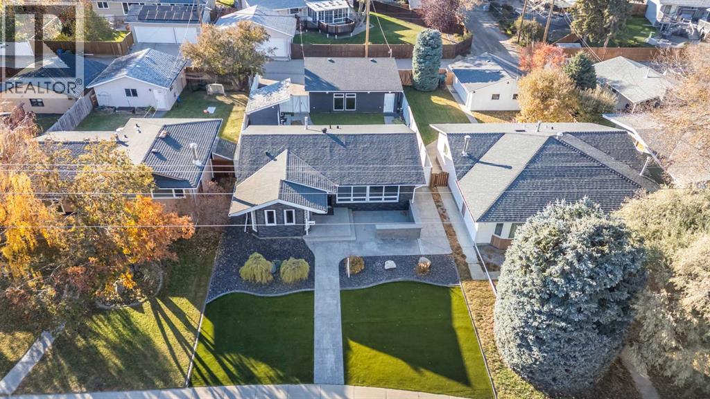 House for Sale in 10012 Willowview Road SE|Calgary, Alberta T2J1P4 4