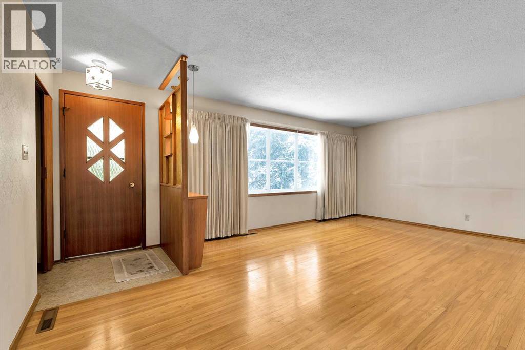 House for Sale in 1483 Northmount Drive NW|Calgary, Alberta T2L0G7 3