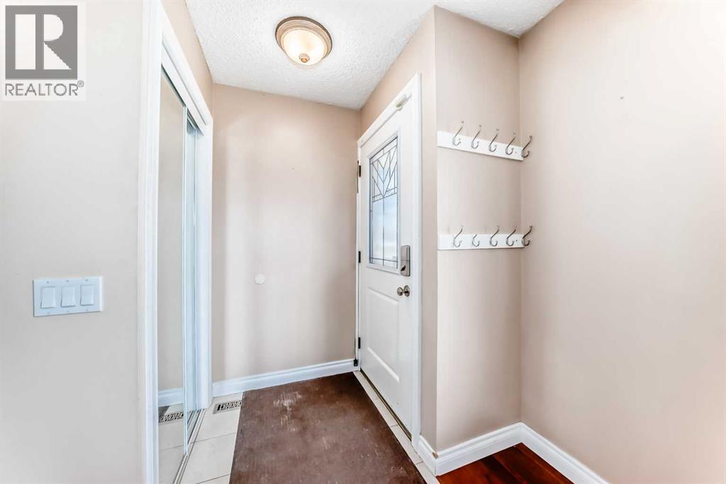 House for Sale in 7139 18 Street SE|Calgary, Alberta T2C1K2 3