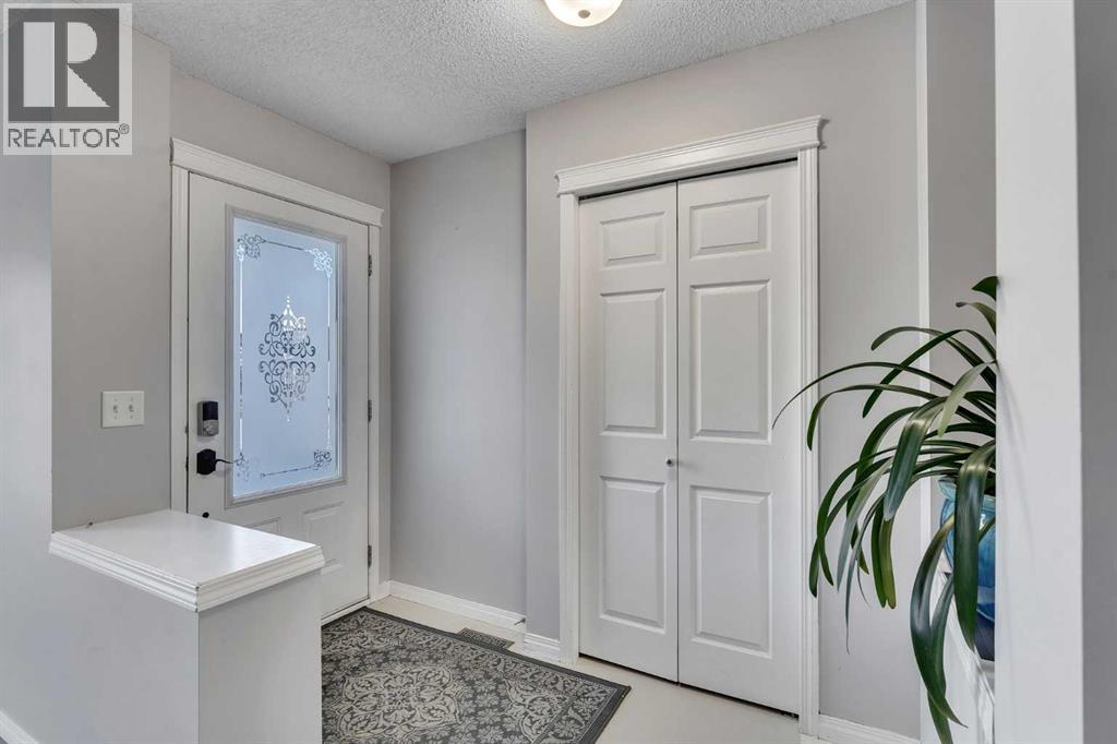 House for Sale in 440 Prestwick Circle SE|Calgary, Alberta T2Z4H8 3