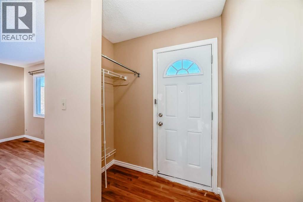 Duplex for Sale in 172 Pinehill Road NE|Calgary, Alberta T1Y2C4 3