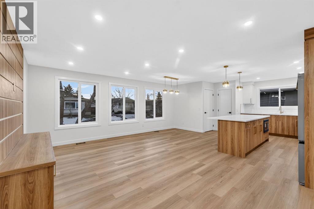 House for Sale in 420 Pinegreen Close NE|Calgary, Alberta T1Y1W3 5