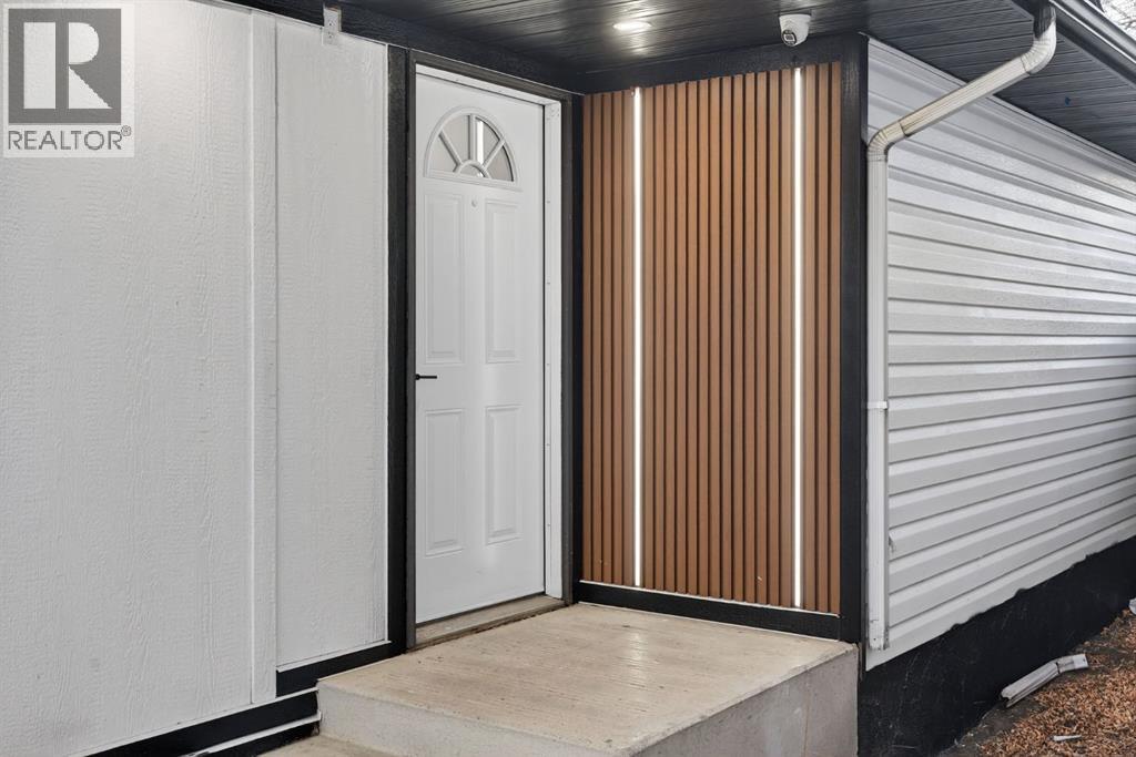 House for Sale in 420 Pinegreen Close NE|Calgary, Alberta T1Y1W3 3