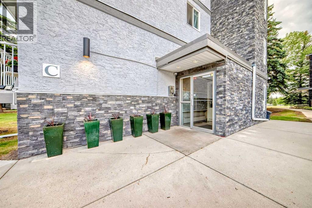 Apartment for Sale in 404C, 5601 Dalton Drive NW|Calgary, Alberta T3A2E2 3