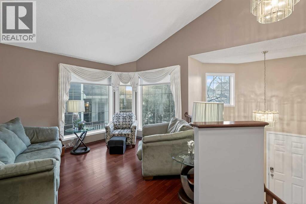 House for Sale in 150 Somerset Close SW|Calgary, Alberta T2Y3C4 4