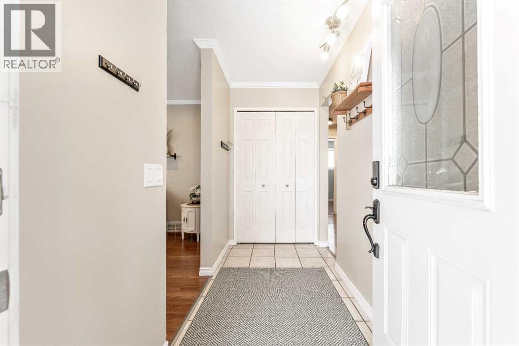 House for Sale in 804 68 Avenue NW|Calgary, Alberta T2K0N1 2