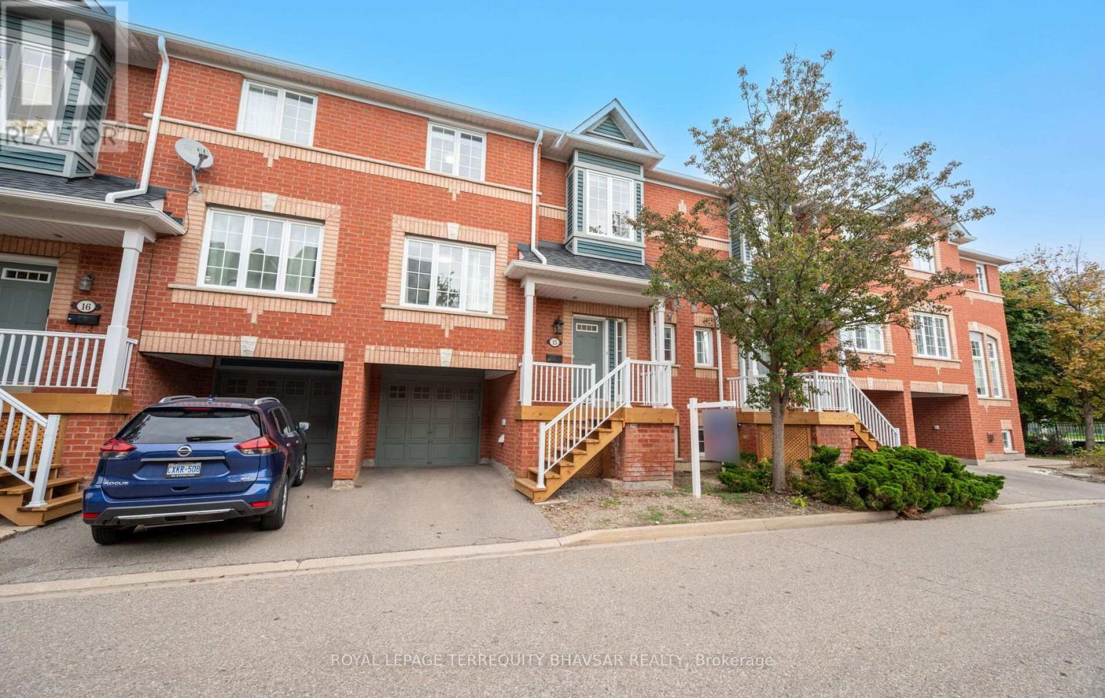 Row / Townhouse for Sale in 15 - 5031 EAST MILL ROAD|Mississauga (East Credit), Ontario L5V2M5 2