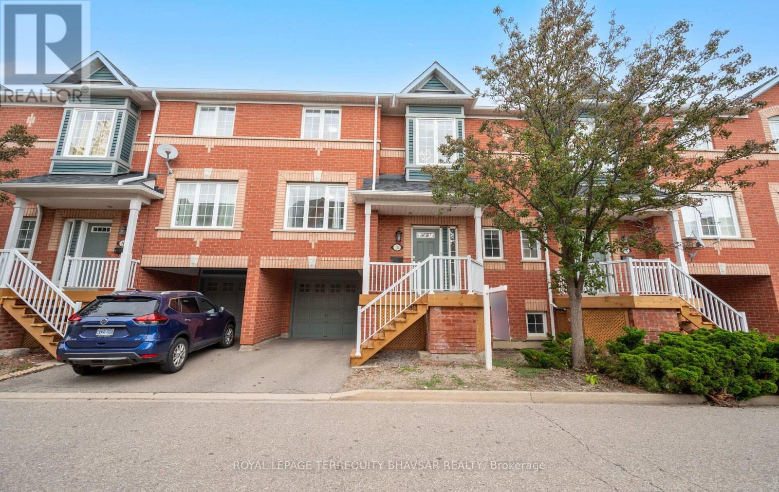 Row / Townhouse for Sale in 15 - 5031 EAST MILL ROAD|Mississauga (East Credit), Ontario L5V2M5