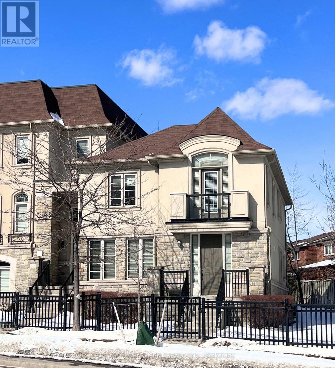 Row / Townhouse for Sale in 131 ROBERT SPECK PARKWAY|Mississauga (City Centre), Ontario L4Z0A6