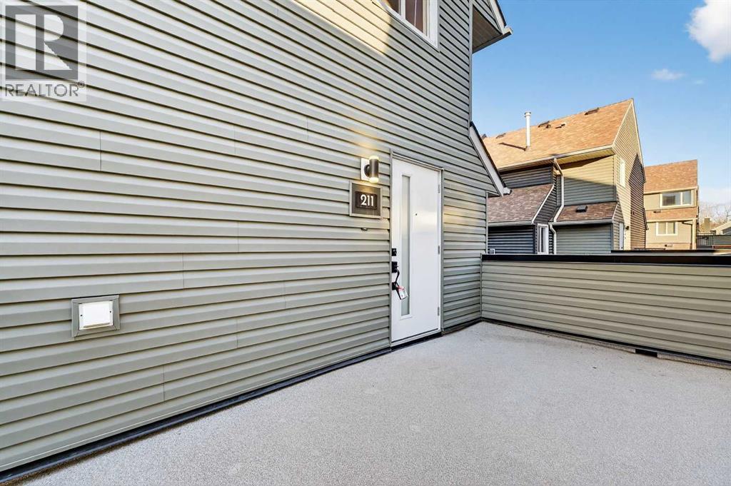 Row / Townhouse for Sale in 211, 25 Glamis Green SW|Calgary, Alberta T3E6T9 3