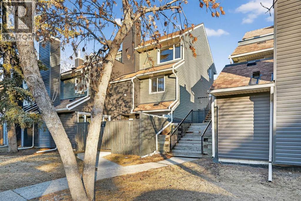 Row / Townhouse for Sale in 211, 25 Glamis Green SW|Calgary, Alberta T3E6T9 2